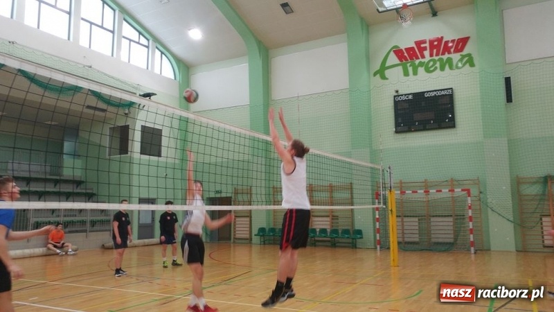 Zdjęcie w galerii na portalu naszraciborz.pl: Michał Thym i Kamil Kwiecień najlepsi w zimowym turnieju dwójek siatkarskich wiadomości z regionu