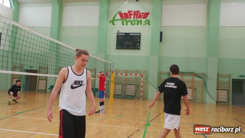 Zdjęcie w galerii na portalu naszraciborz.pl: Michał Thym i Kamil Kwiecień najlepsi w zimowym turnieju dwójek siatkarskich wiadomości z regionu