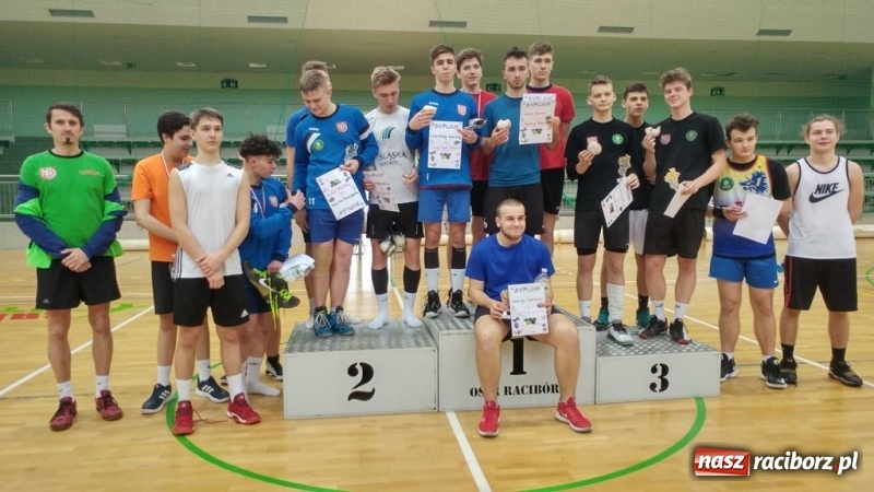 Zdjęcie w galerii na portalu naszraciborz.pl: Michał Thym i Kamil Kwiecień najlepsi w zimowym turnieju dwójek siatkarskich wiadomości z regionu