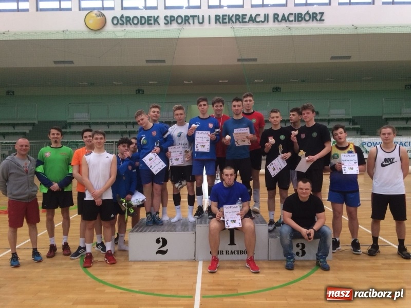 Zdjęcie w galerii na portalu naszraciborz.pl: Michał Thym i Kamil Kwiecień najlepsi w zimowym turnieju dwójek siatkarskich wiadomości z regionu