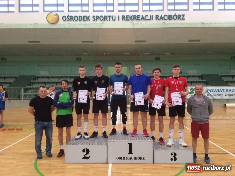 Zdjęcie w galerii na portalu naszraciborz.pl: Michał Thym i Kamil Kwiecień najlepsi w zimowym turnieju dwójek siatkarskich wiadomości z regionu