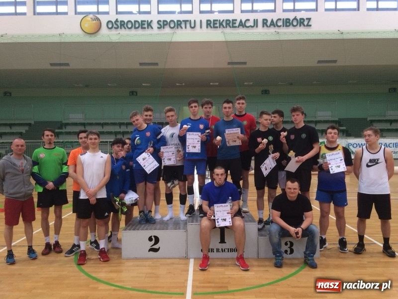 Zdjęcie w galerii na portalu naszraciborz.pl: Michał Thym i Kamil Kwiecień najlepsi w zimowym turnieju dwójek siatkarskich wiadomości z regionu