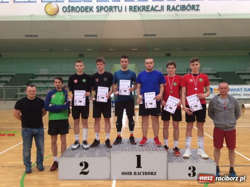 Zdjęcie w galerii na portalu naszraciborz.pl: Michał Thym i Kamil Kwiecień najlepsi w zimowym turnieju dwójek siatkarskich wiadomości z regionu