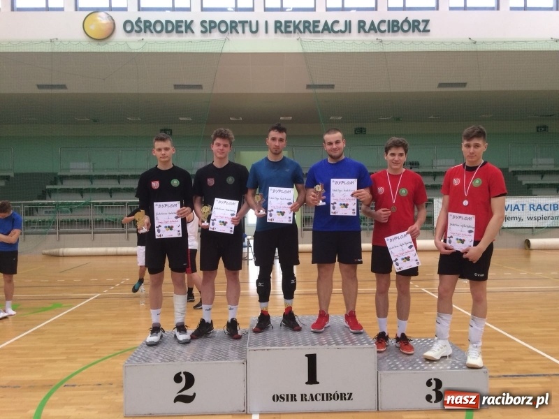 Zdjęcie w galerii na portalu naszraciborz.pl: Michał Thym i Kamil Kwiecień najlepsi w zimowym turnieju dwójek siatkarskich wiadomości z regionu