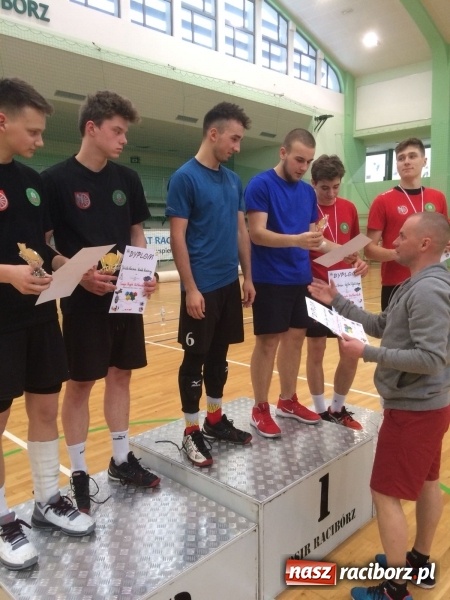 Zdjęcie w galerii na portalu naszraciborz.pl: Michał Thym i Kamil Kwiecień najlepsi w zimowym turnieju dwójek siatkarskich wiadomości z regionu