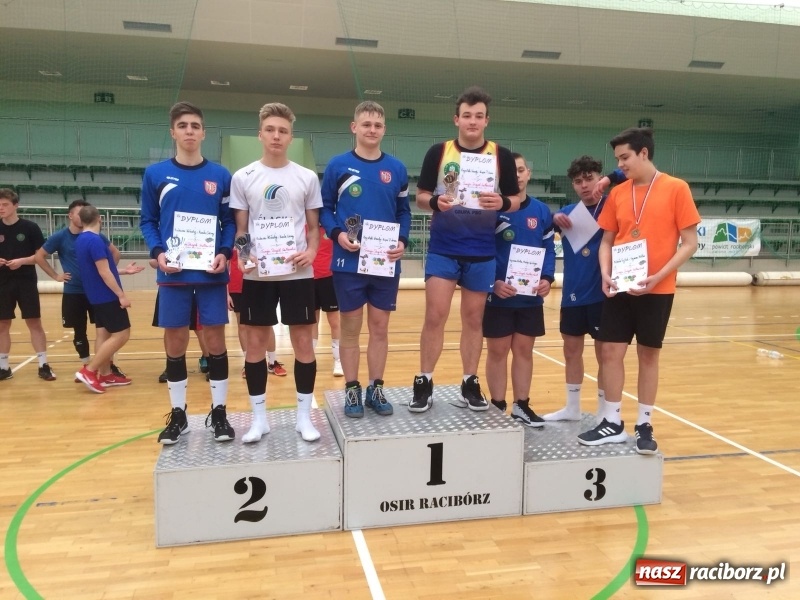 Zdjęcie w galerii na portalu naszraciborz.pl: Michał Thym i Kamil Kwiecień najlepsi w zimowym turnieju dwójek siatkarskich wiadomości z regionu