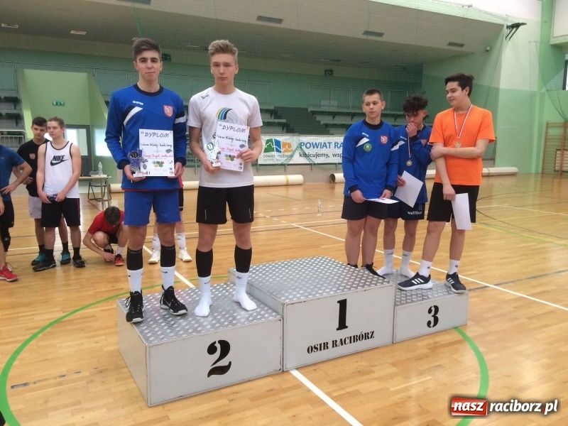 Zdjęcie w galerii na portalu naszraciborz.pl: Michał Thym i Kamil Kwiecień najlepsi w zimowym turnieju dwójek siatkarskich wiadomości z regionu