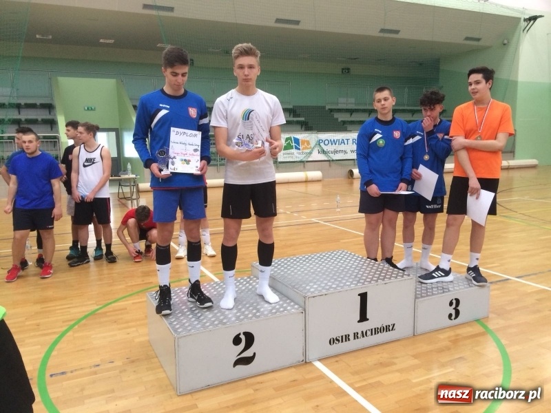 Zdjęcie w galerii na portalu naszraciborz.pl: Michał Thym i Kamil Kwiecień najlepsi w zimowym turnieju dwójek siatkarskich wiadomości z regionu