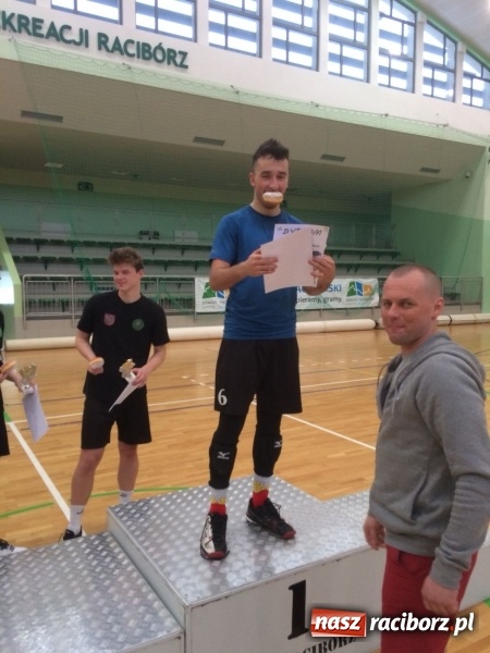 Zdjęcie w galerii na portalu naszraciborz.pl: Michał Thym i Kamil Kwiecień najlepsi w zimowym turnieju dwójek siatkarskich wiadomości z regionu