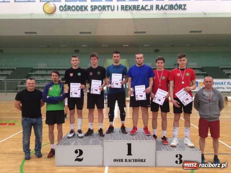 Zdjęcie w galerii na portalu naszraciborz.pl: Michał Thym i Kamil Kwiecień najlepsi w zimowym turnieju dwójek siatkarskich wiadomości z regionu