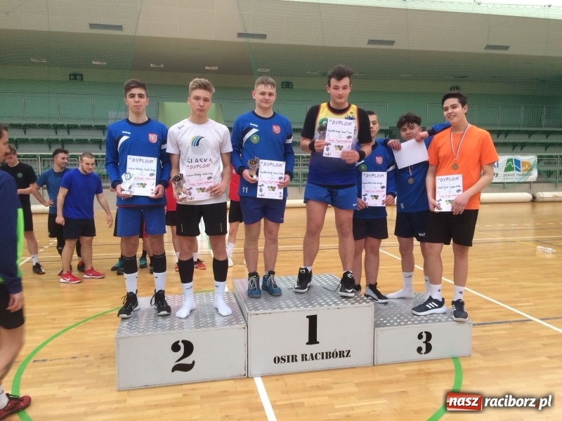 Zdjęcie w galerii na portalu naszraciborz.pl: Michał Thym i Kamil Kwiecień najlepsi w zimowym turnieju dwójek siatkarskich wiadomości z regionu