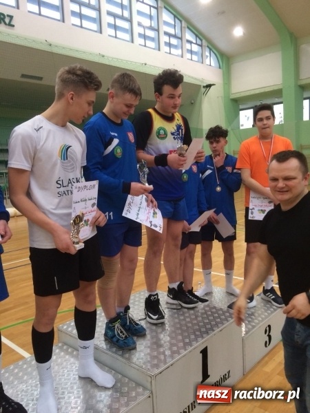 Zdjęcie w galerii na portalu naszraciborz.pl: Michał Thym i Kamil Kwiecień najlepsi w zimowym turnieju dwójek siatkarskich wiadomości z regionu