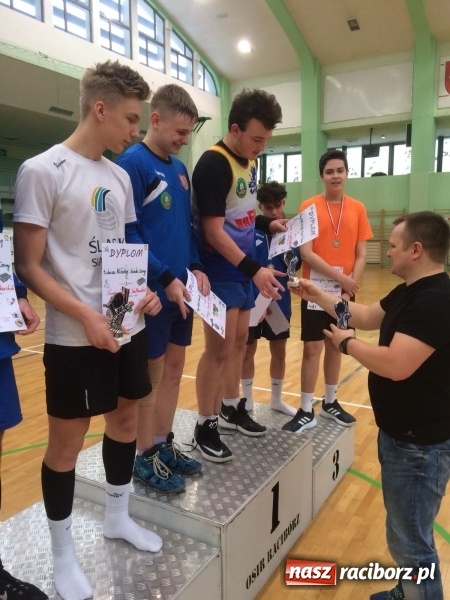 Zdjęcie w galerii na portalu naszraciborz.pl: Michał Thym i Kamil Kwiecień najlepsi w zimowym turnieju dwójek siatkarskich wiadomości z regionu
