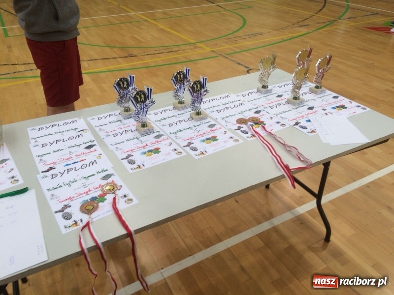 Zdjęcie w galerii na portalu naszraciborz.pl: Michał Thym i Kamil Kwiecień najlepsi w zimowym turnieju dwójek siatkarskich wiadomości z regionu