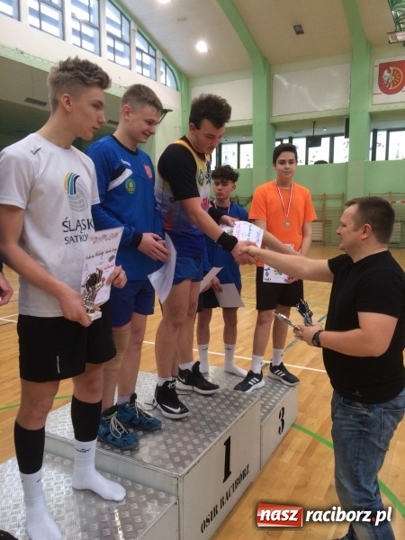 Zdjęcie w galerii na portalu naszraciborz.pl: Michał Thym i Kamil Kwiecień najlepsi w zimowym turnieju dwójek siatkarskich wiadomości z regionu