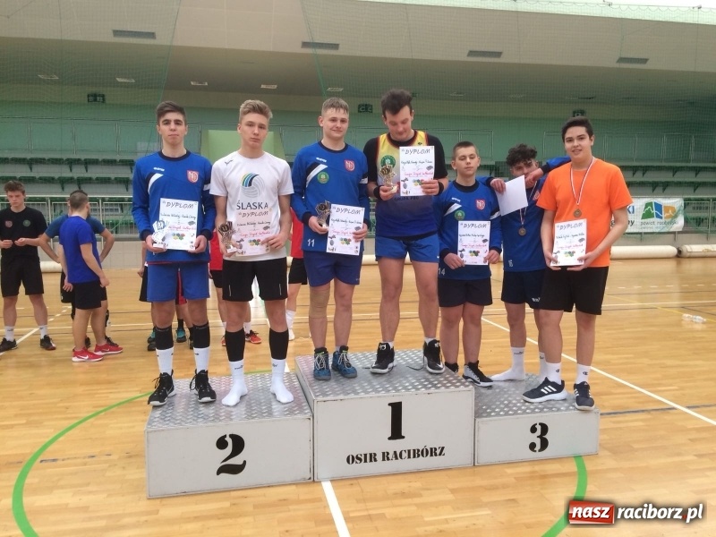 Zdjęcie w galerii na portalu naszraciborz.pl: Michał Thym i Kamil Kwiecień najlepsi w zimowym turnieju dwójek siatkarskich wiadomości z regionu