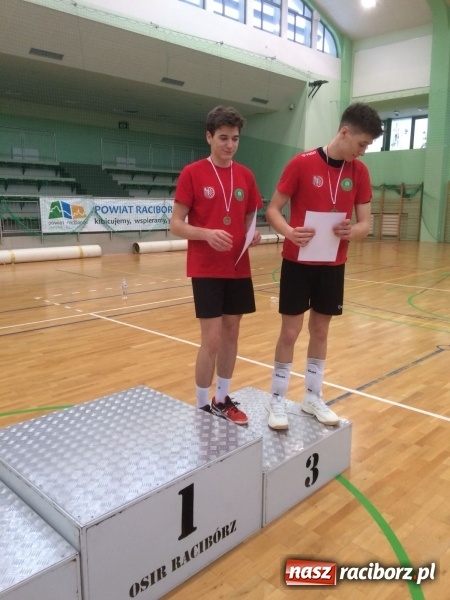 Zdjęcie w galerii na portalu naszraciborz.pl: Michał Thym i Kamil Kwiecień najlepsi w zimowym turnieju dwójek siatkarskich wiadomości z regionu