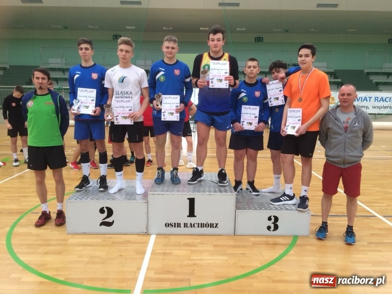 Zdjęcie w galerii na portalu naszraciborz.pl: Michał Thym i Kamil Kwiecień najlepsi w zimowym turnieju dwójek siatkarskich wiadomości z regionu