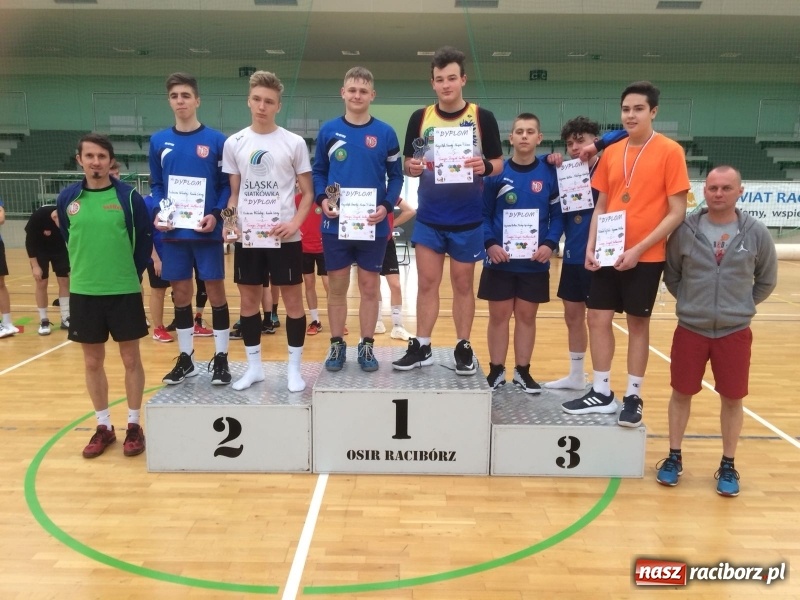 Zdjęcie w galerii na portalu naszraciborz.pl: Michał Thym i Kamil Kwiecień najlepsi w zimowym turnieju dwójek siatkarskich wiadomości z regionu