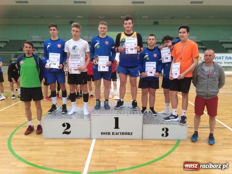 Zdjęcie w galerii na portalu naszraciborz.pl: Michał Thym i Kamil Kwiecień najlepsi w zimowym turnieju dwójek siatkarskich wiadomości z regionu