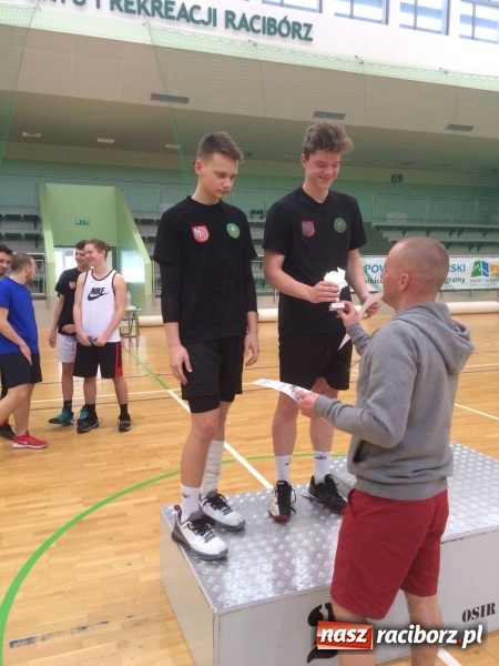 Zdjęcie w galerii na portalu naszraciborz.pl: Michał Thym i Kamil Kwiecień najlepsi w zimowym turnieju dwójek siatkarskich wiadomości z regionu