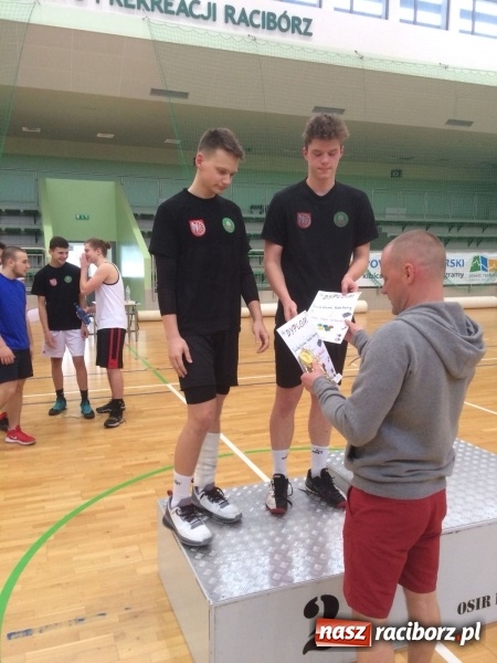 Zdjęcie w galerii na portalu naszraciborz.pl: Michał Thym i Kamil Kwiecień najlepsi w zimowym turnieju dwójek siatkarskich wiadomości z regionu