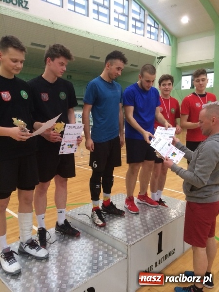 Zdjęcie w galerii na portalu naszraciborz.pl: Michał Thym i Kamil Kwiecień najlepsi w zimowym turnieju dwójek siatkarskich wiadomości z regionu