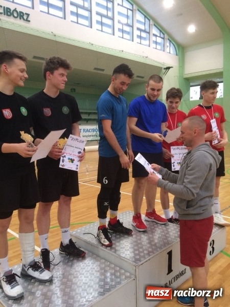 Zdjęcie w galerii na portalu naszraciborz.pl: Michał Thym i Kamil Kwiecień najlepsi w zimowym turnieju dwójek siatkarskich wiadomości z regionu