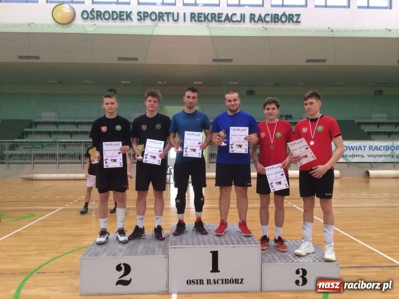 Zdjęcie w galerii na portalu naszraciborz.pl: Michał Thym i Kamil Kwiecień najlepsi w zimowym turnieju dwójek siatkarskich wiadomości z regionu
