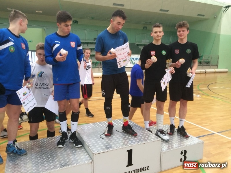 Zdjęcie w galerii na portalu naszraciborz.pl: Michał Thym i Kamil Kwiecień najlepsi w zimowym turnieju dwójek siatkarskich wiadomości z regionu