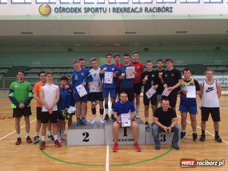 Zdjęcie w galerii na portalu naszraciborz.pl: Michał Thym i Kamil Kwiecień najlepsi w zimowym turnieju dwójek siatkarskich wiadomości z regionu