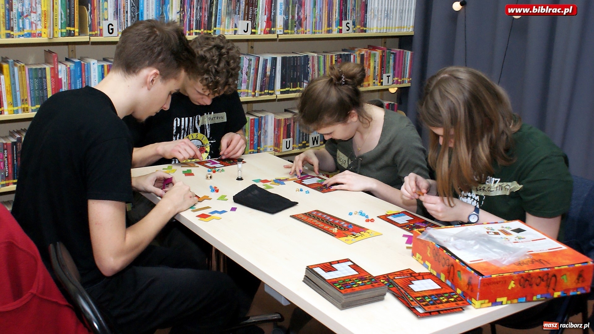 Zdjęcie w galerii na portalu naszraciborz.pl: Noc z Grami bez Prądu w bibliotece za nami wiadomości z regionu