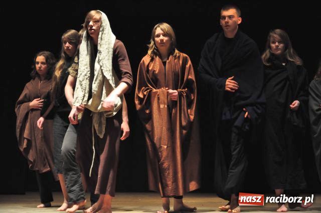 Zdjęcie w galerii na portalu naszraciborz.pl: Rozpoczęli od teatru wiadomości z regionu