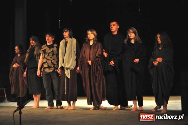 Zdjęcie w galerii na portalu naszraciborz.pl: Rozpoczęli od teatru wiadomości z regionu