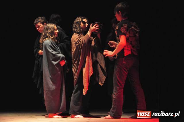 Zdjęcie w galerii na portalu naszraciborz.pl: Rozpoczęli od teatru wiadomości z regionu