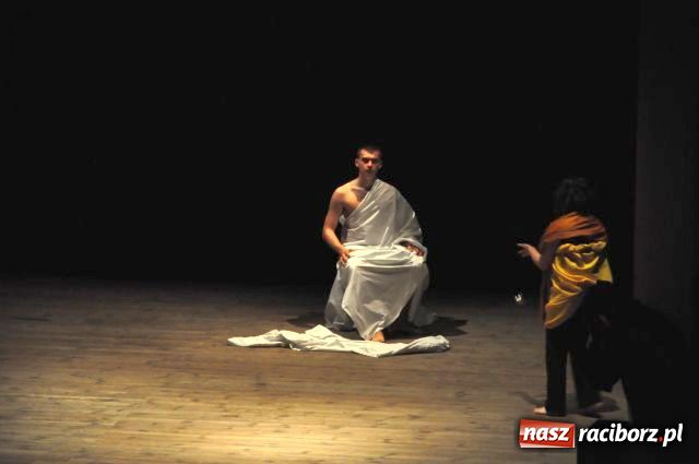 Zdjęcie w galerii na portalu naszraciborz.pl: Rozpoczęli od teatru wiadomości z regionu