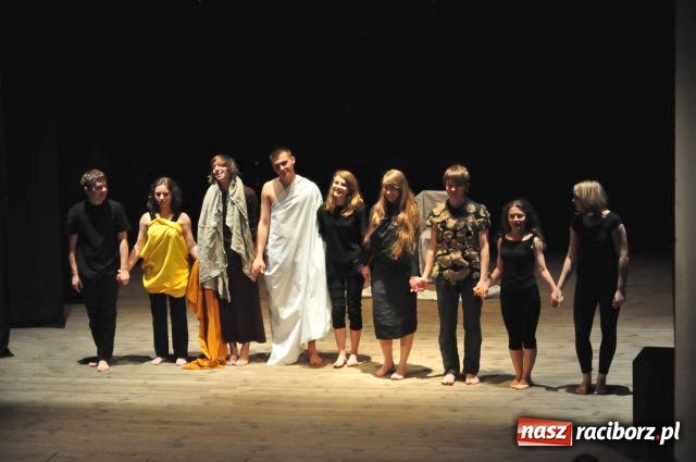 Zdjęcie w galerii na portalu naszraciborz.pl: Rozpoczęli od teatru wiadomości z regionu
