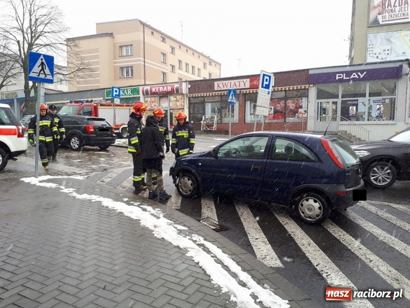 Zdjęcie w galerii na portalu naszraciborz.pl: Kolizja na Rondzie Żołnierzy Niezłomnych. W jednym z samochodów podróżowało dwuletnie dziecko  wiadomości z regionu