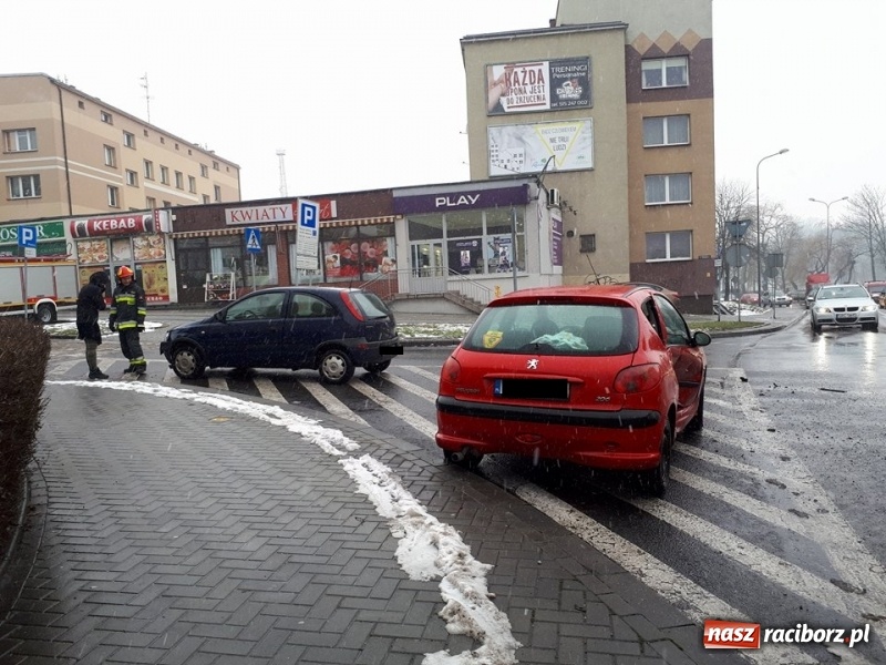 Zdjęcie w galerii na portalu naszraciborz.pl: Kolizja na Rondzie Żołnierzy Niezłomnych. W jednym z samochodów podróżowało dwuletnie dziecko  wiadomości z regionu