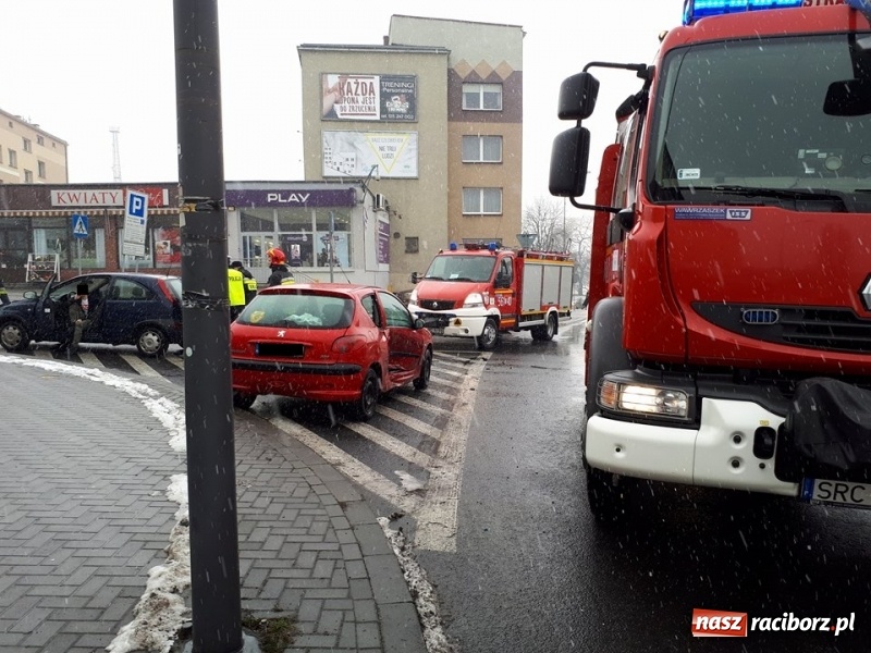 Zdjęcie w galerii na portalu naszraciborz.pl: Kolizja na Rondzie Żołnierzy Niezłomnych. W jednym z samochodów podróżowało dwuletnie dziecko  wiadomości z regionu
