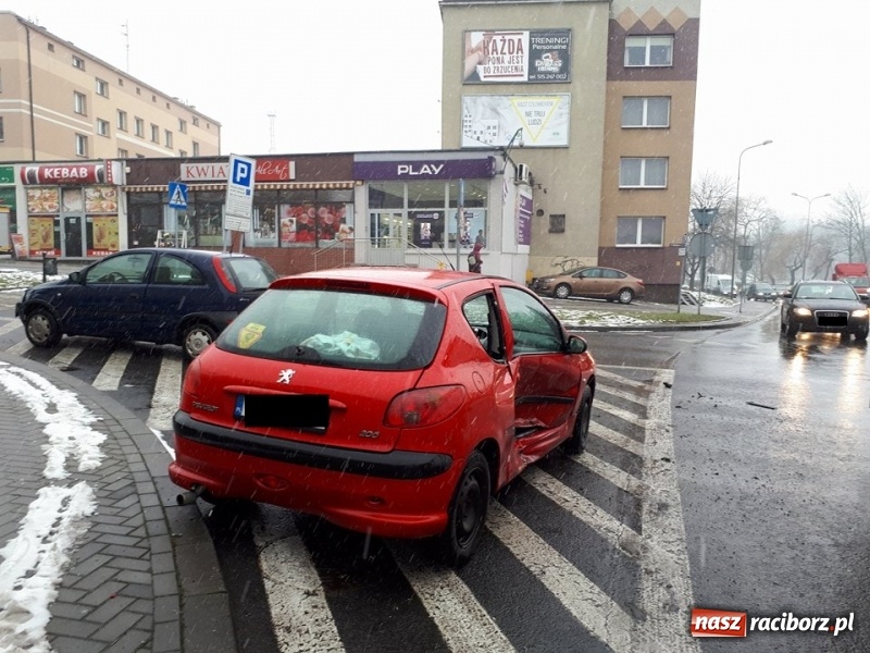 Zdjęcie w galerii na portalu naszraciborz.pl: Kolizja na Rondzie Żołnierzy Niezłomnych. W jednym z samochodów podróżowało dwuletnie dziecko  wiadomości z regionu
