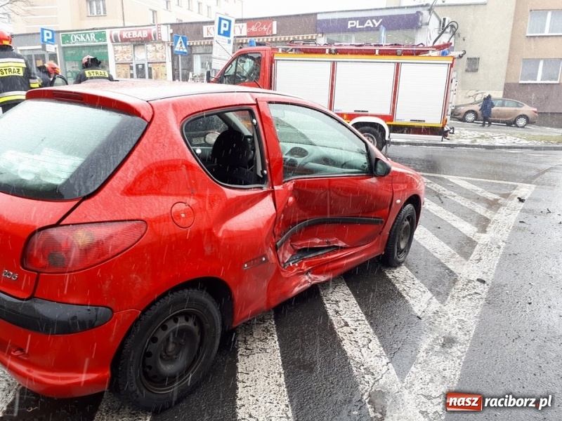 Zdjęcie w galerii na portalu naszraciborz.pl: Kolizja na Rondzie Żołnierzy Niezłomnych. W jednym z samochodów podróżowało dwuletnie dziecko  wiadomości z regionu