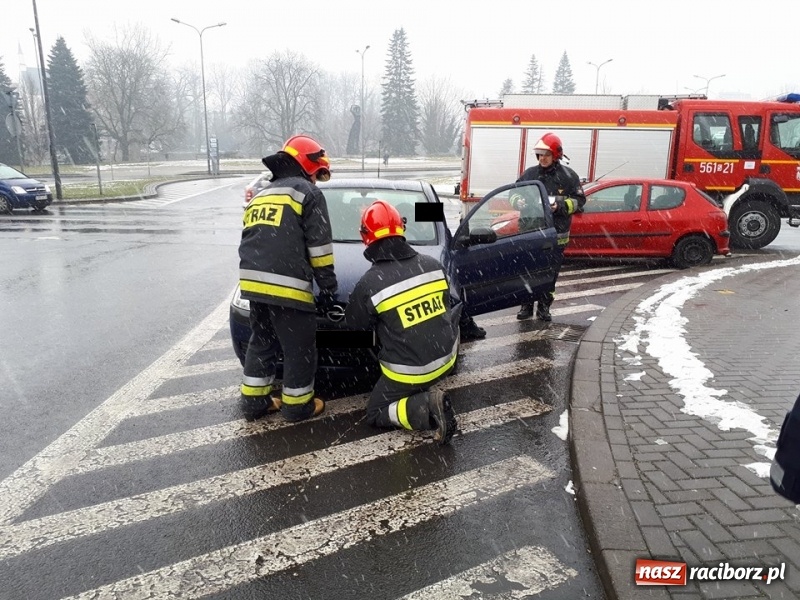 Zdjęcie w galerii na portalu naszraciborz.pl: Kolizja na Rondzie Żołnierzy Niezłomnych. W jednym z samochodów podróżowało dwuletnie dziecko  wiadomości z regionu