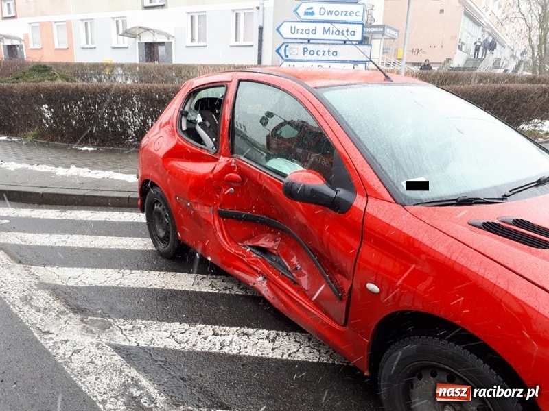 Zdjęcie w galerii na portalu naszraciborz.pl: Kolizja na Rondzie Żołnierzy Niezłomnych. W jednym z samochodów podróżowało dwuletnie dziecko  wiadomości z regionu