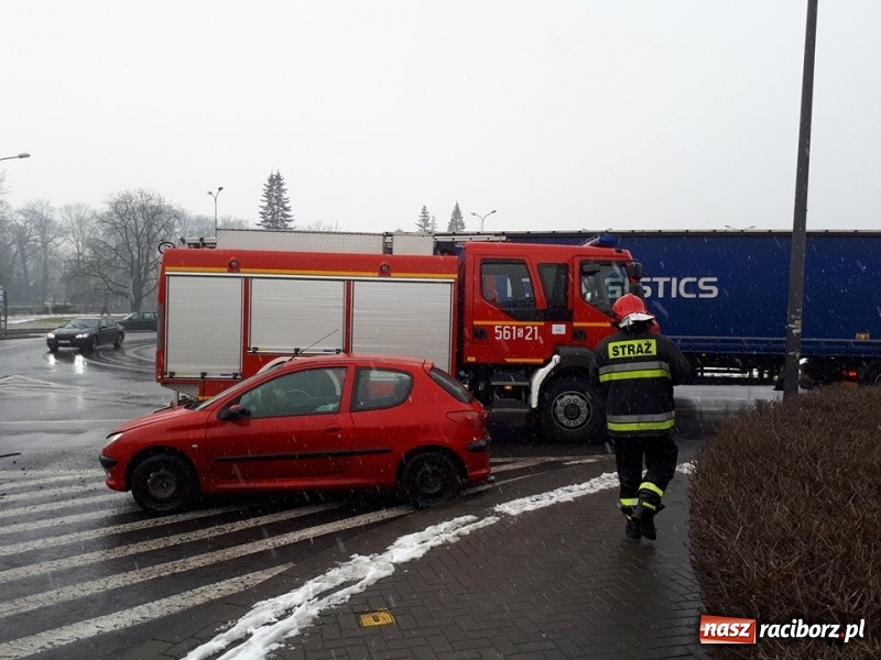 Zdjęcie w galerii na portalu naszraciborz.pl: Kolizja na Rondzie Żołnierzy Niezłomnych. W jednym z samochodów podróżowało dwuletnie dziecko  wiadomości z regionu
