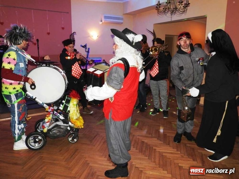 Zdjęcie w galerii na portalu naszraciborz.pl: Tak w Sławikowie wodzili bera i żegnali karnawał wiadomości z regionu