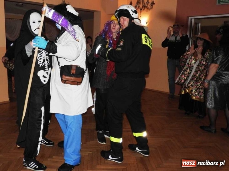 Zdjęcie w galerii na portalu naszraciborz.pl: Tak w Sławikowie wodzili bera i żegnali karnawał wiadomości z regionu