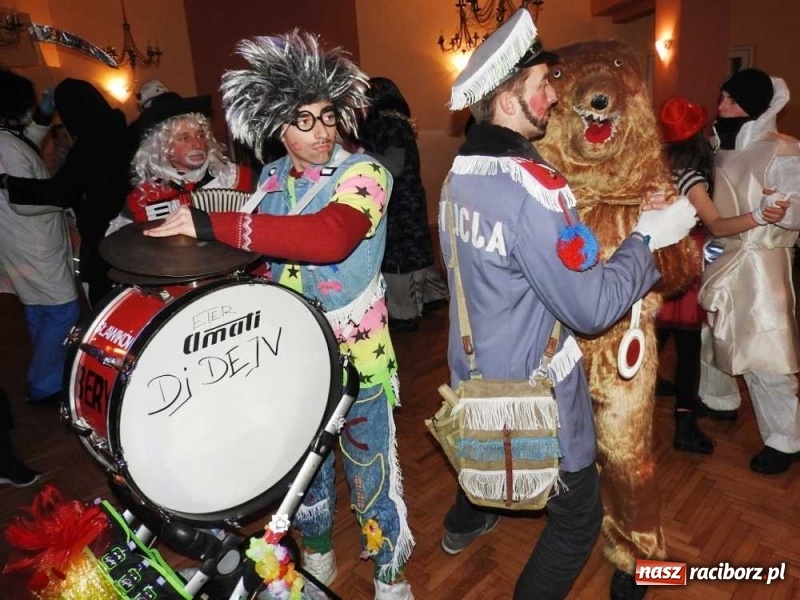 Zdjęcie w galerii na portalu naszraciborz.pl: Tak w Sławikowie wodzili bera i żegnali karnawał wiadomości z regionu