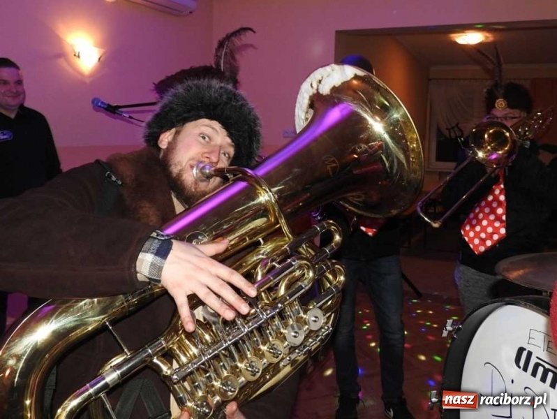 Zdjęcie w galerii na portalu naszraciborz.pl: Tak w Sławikowie wodzili bera i żegnali karnawał wiadomości z regionu