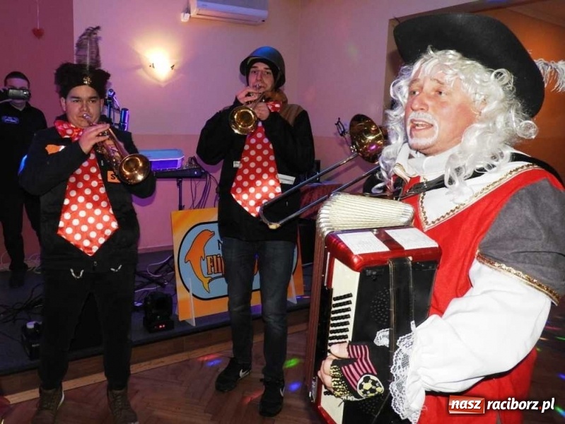Zdjęcie w galerii na portalu naszraciborz.pl: Tak w Sławikowie wodzili bera i żegnali karnawał wiadomości z regionu